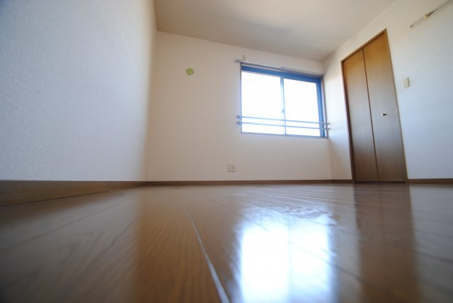 ドミールパーク江崎の洋室