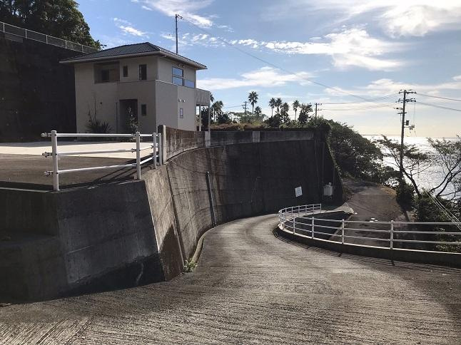 須崎市安和　中古一戸建の前面道路含む現地写真
