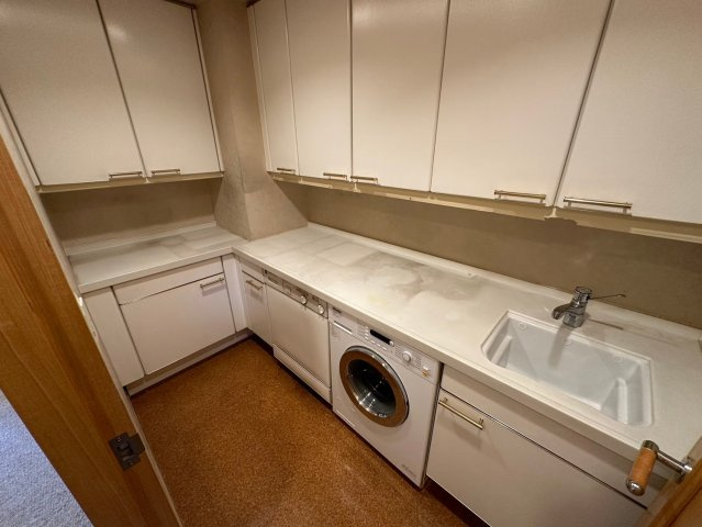 ザ・シーン徳川園のランドリースペース|大容量の収納スペースでタオルや洗剤ストック等を収納できます！
ドラム式の洗濯機付き！