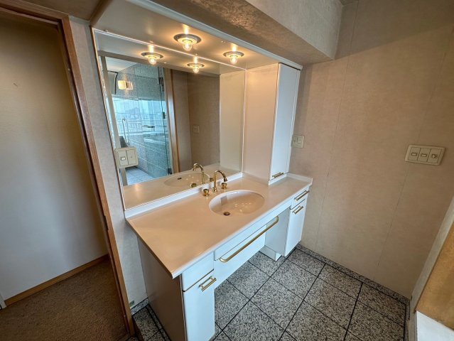 ザ・シーン徳川園の独立洗面台|洗面室は清潔感があり、使い勝手を良く考えられている鏡付きの洗面台が設置されています。
