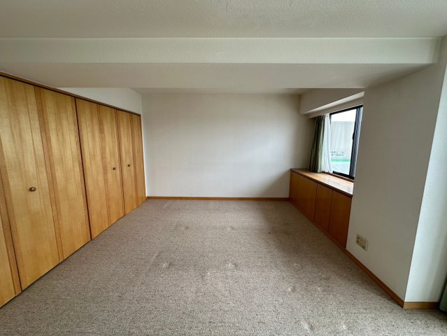 ザ・シーン徳川園の寝室|【14.7帖】
大きな窓からたっぷりと陽光が注がれる明るい広々空間
