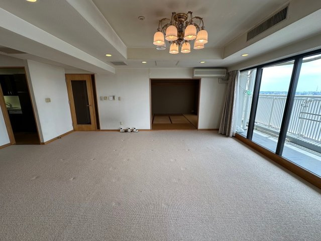 ザ・シーン徳川園の居間・リビング|窓から陽の光がたっぷり注ぐ明るいリビングです♪