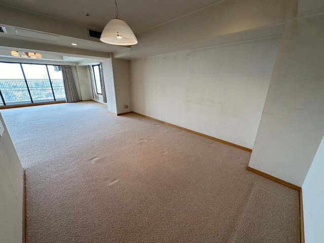 ザ・シーン徳川園の居間・リビング|明るくにぎやかな家族にふさわしい、日差しあふれる32.3帖のLDK♪