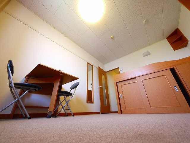 レオパレスプラヌス木津の洋室