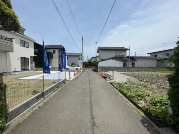 福島市笹谷清水　Blooming Graden　全1棟の前面道路含む現地写真