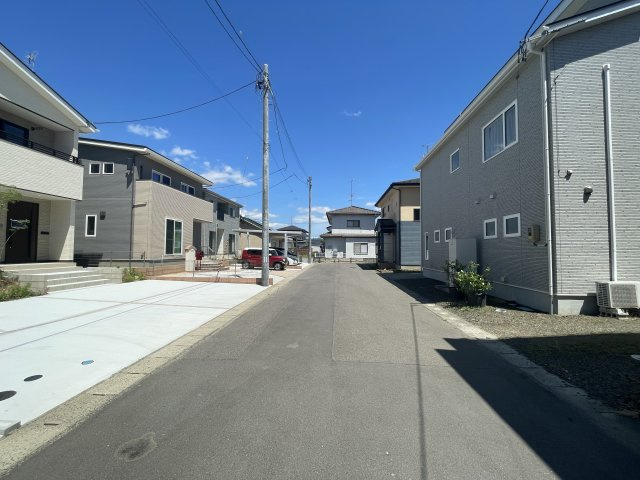 伊達市保原町京門　Life Quality　全2棟の前面道路含む現地写真