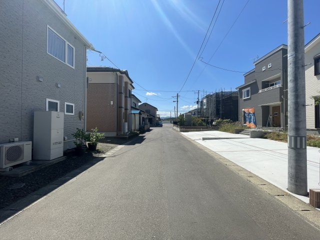 伊達市保原町京門　Life Quality　全2棟の前面道路含む現地写真