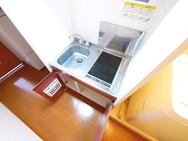 レオパレスグリューナーのキッチン|コンパクトなキッチンで掃除もラクラク
