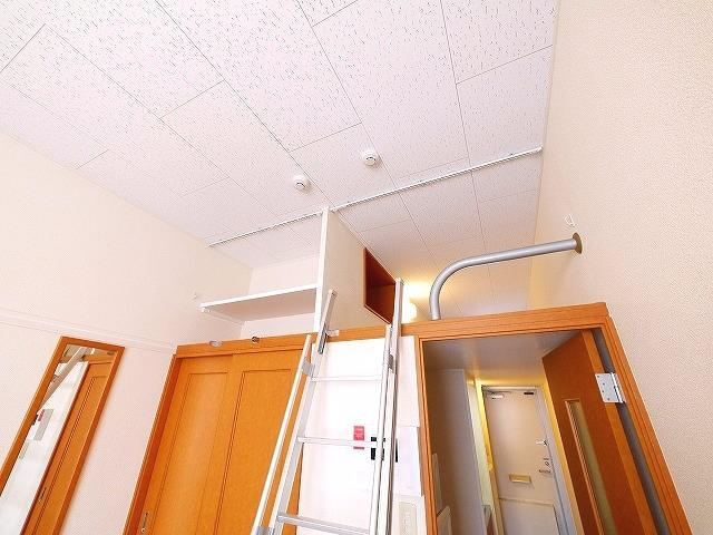 レオパレスグリューナーの洋室|落ち着いた色調の洋室です