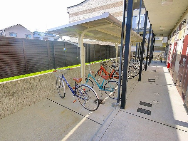 レオパレスグリューナーのその他共用部分|自転車置き場