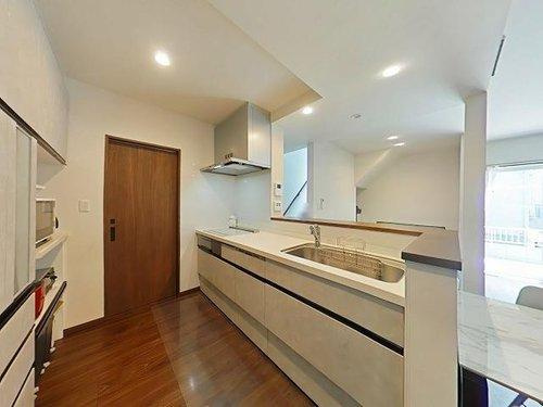 岡山市南区浦安本町　築浅一戸建てのキッチン|食洗器が備えられた対面式キッチンです！お子様を見守りながら、料理をすることができます！