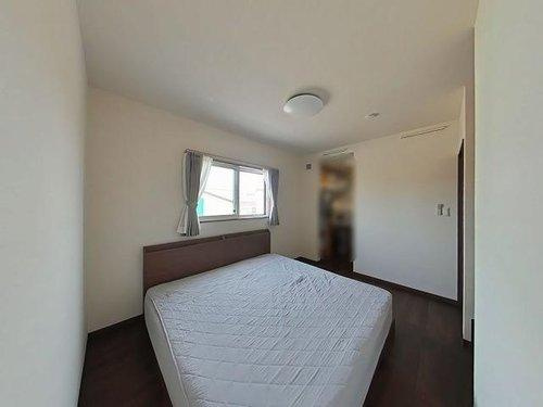 岡山市南区浦安本町　築浅一戸建ての寝室|ウォークインクローゼットが設けられた洋室です！また、屋根裏収納に繋がるお部屋です！