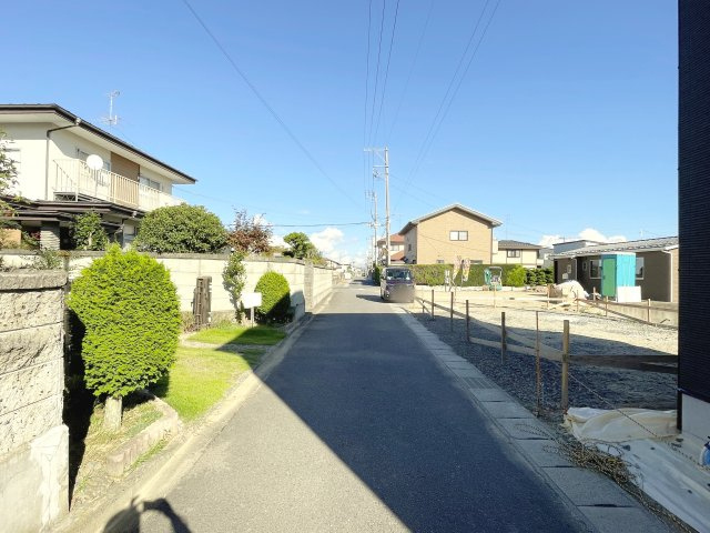 新築戸建・建売　郡山市大槻町原田東第三の前面道路含む現地写真|前面道路は近隣の方のみが利用するので安全性が高いです！
