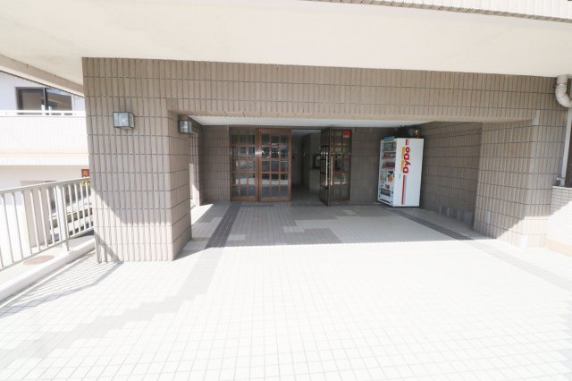 スタジオーネ郡山のエントランス