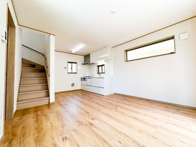 【居間・リビング】 | 東大和市向原２丁目 | リビングイン階段設置の優しい雰囲気の漂うLDKは明るさと温かみのある家族団らんのスペース。