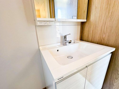 【洗面所】 | 東大和市向原２丁目 | 機能的でありながらシンプルなスタイルの洗面化粧台。