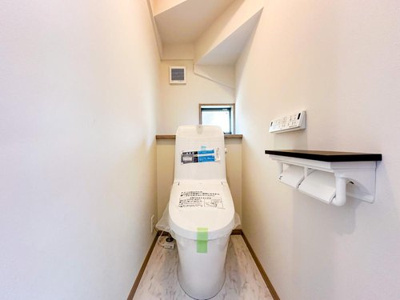 【トイレ】 | 東大和市向原２丁目 | 窓付きのトイレスペース。陽射し差し込む明るい空間となっております。