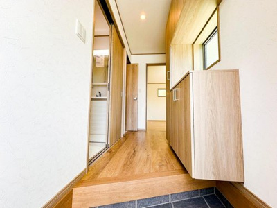 【玄関】 | 東大和市向原２丁目 | 玄関はドアの窓からも光が差し込み、明るい空間に