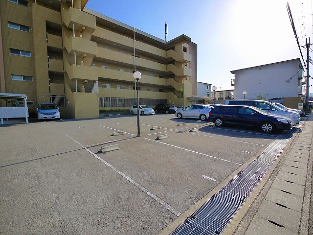 デルニエ西大寺の駐車場