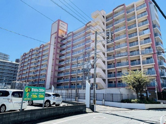 【外観】 | 徒歩6分のバス停からバスが出ています。徒歩圏内に買い物施設が充実しているので毎日のお買い物が楽になりそうですね♪