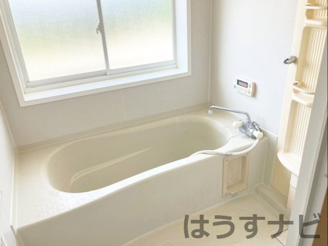 糟屋郡須恵町大字佐谷　中古戸建の浴室|《2階》浴室は、大きな窓があるので日中は明るく、換気もしっかりできます！