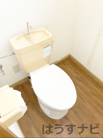 糟屋郡須恵町大字佐谷　中古戸建のトイレ|《2階》トイレタンクの手洗い器付きです！