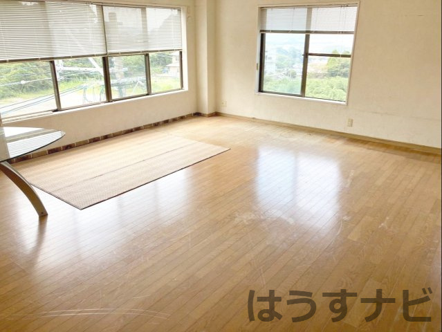糟屋郡須恵町大字佐谷　中古戸建の洋室|《3階》約25.8帖の開放的な洋室！
窓が多く、自然光がたっぷり入る明るい空間です！