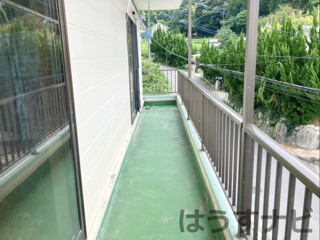 糟屋郡須恵町大字佐谷　中古戸建のバルコニー|《2階》バルコニーの様子です！前面に建物などがないため通風良好で、洗濯物もしっかり乾きそうですね！