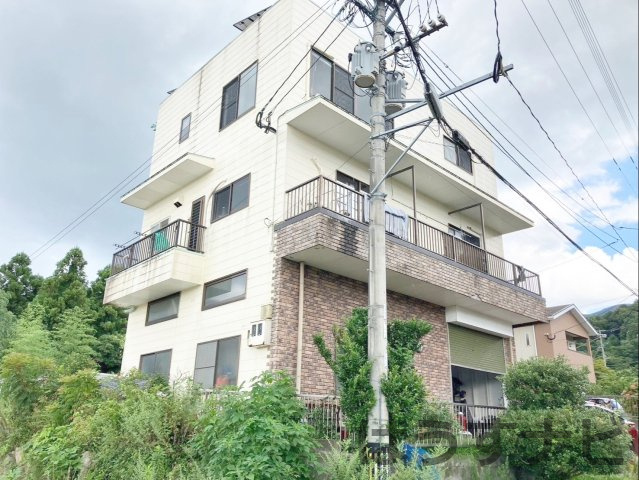 糟屋郡須恵町大字佐谷　中古戸建の外観|鉄骨造3階建てです！