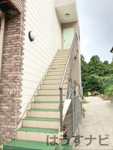 糟屋郡須恵町大字佐谷　中古戸建の玄関|《2階》居住スペースへの外階段は、手すり付きで安心です！