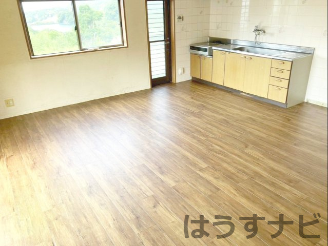 糟屋郡須恵町大字佐谷　中古戸建の居間・リビング|《2階》約18帖のLDK！南西からの採光が取れた明るい空間です！