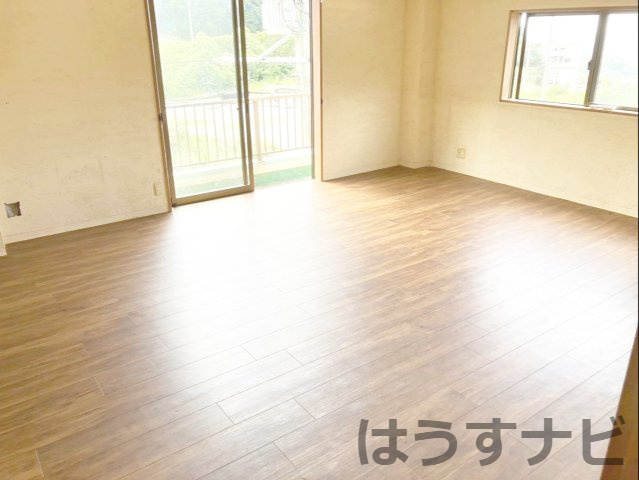 糟屋郡須恵町大字佐谷　中古戸建の居間・リビング|《2階》リビングは西側と南側にバルコニーがあります！