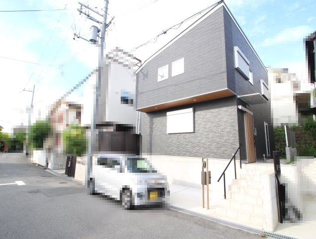 【外観】 | 交野市私市山手1丁目　未入居物件 | 現地外観写真になります。
敷地面積/94.1㎡（約28.46坪）
建物面積/92.44㎡（約27.96坪）の広さがございます。
前道は約6ｍの幅員がございます。