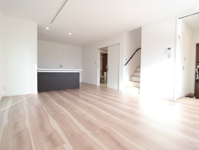 【居間・リビング】 | 交野市私市山手1丁目　未入居物件 | リビングになります。
広さは約17.3帖の広さがございます。
採光・通風良好です。