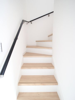 【内装】 | 交野市私市山手1丁目　未入居物件 | 階段になります。
手すりがついていますので
安心して上り下りして頂けそうですね。