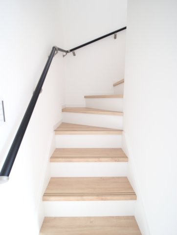【内装】 | 交野市私市山手1丁目　未入居物件 | 階段になります。
手すりがついていますので
安心して上り下りして頂けそうですね。