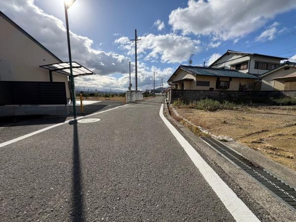 岩出市西国分　土地の前面道路含む現地写真