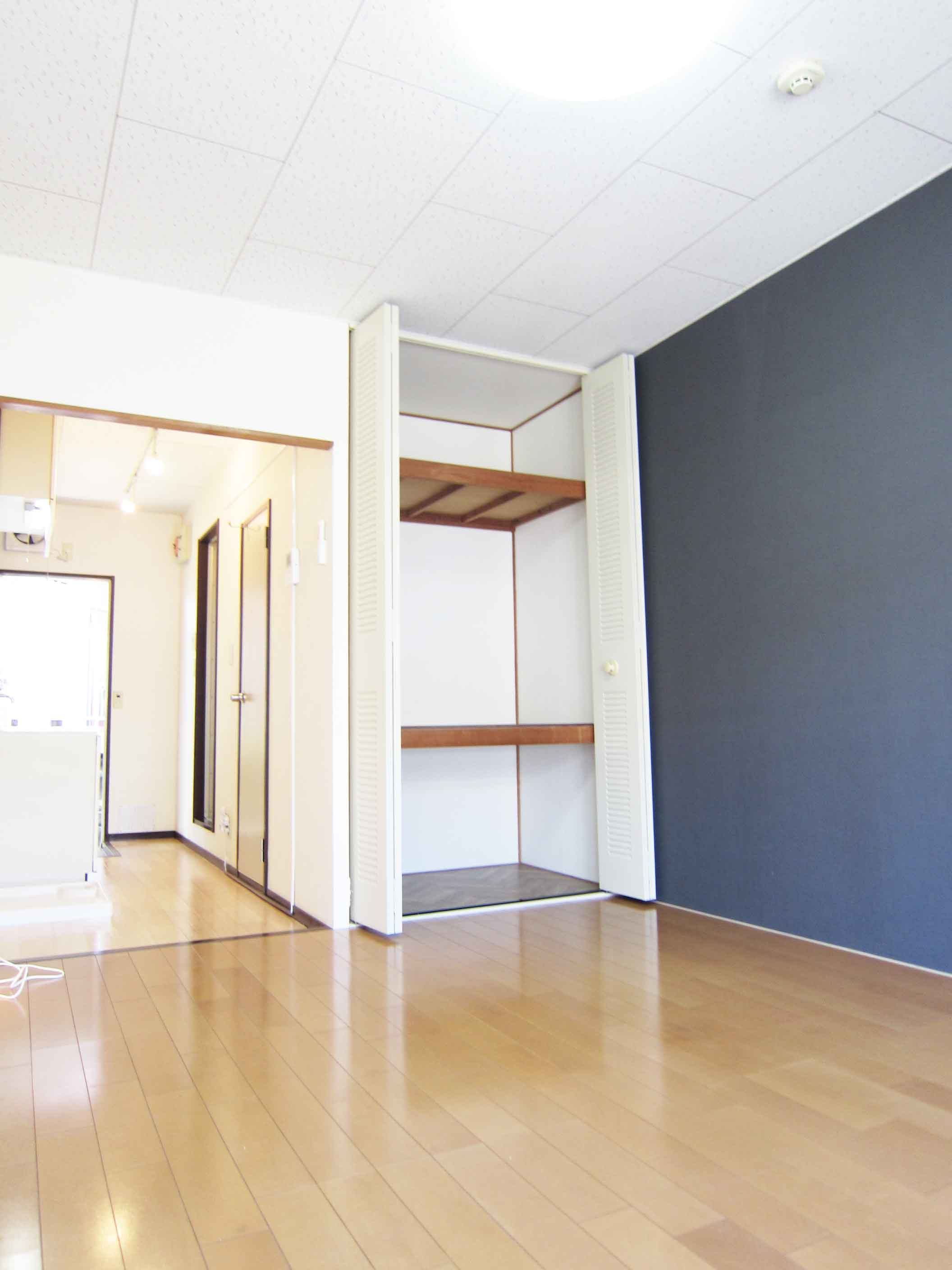 筑波ユニバーサイド の居間・リビング|アクセントクロス施工