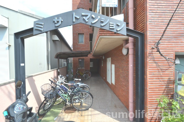 ミサトマンションのエントランス