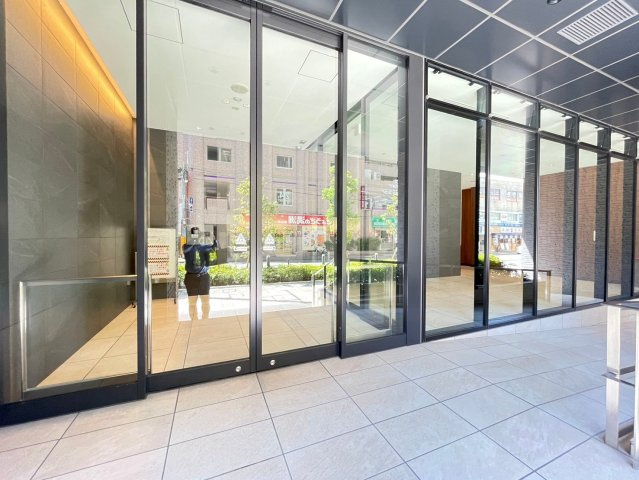 プラウド阪急塚口駅前のエントランス
