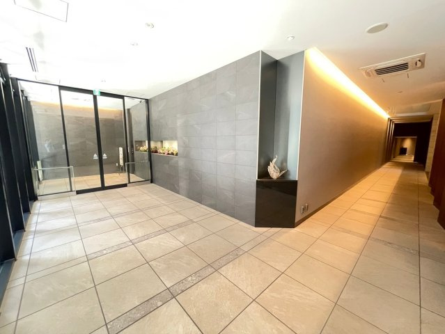 プラウド阪急塚口駅前のロビー