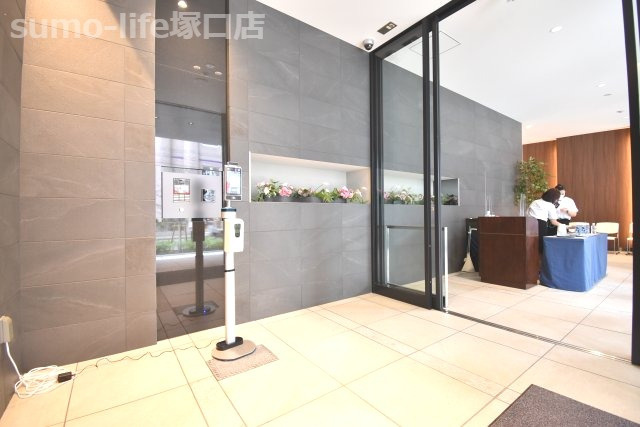 プラウド阪急塚口駅前のロビー