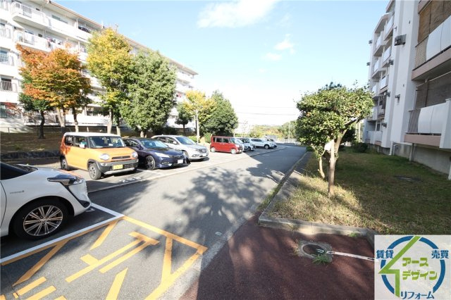 大久保東第4住宅75号棟の駐車場