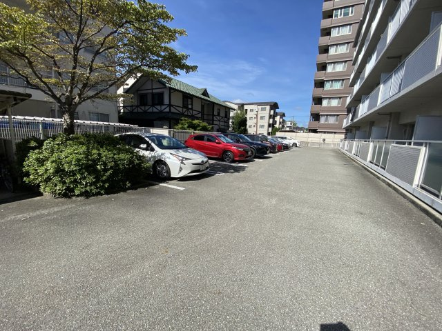 テルツォ南新在家の駐車場