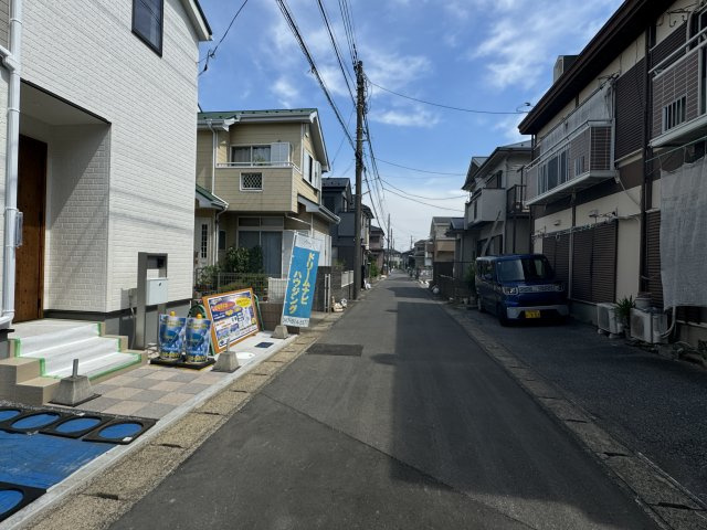 松戸市松飛台新築戸建【松飛台第二小学校：7分】の前面道路含む現地写真|東側前面道路