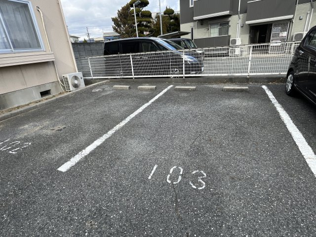 ドミールエイムの駐車場