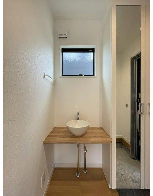 砥部町岩谷口1号地の洗面所|玄関ホール洗面台