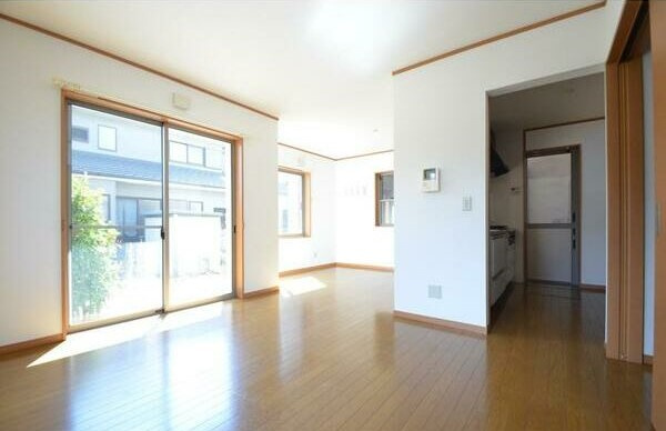 一宮市緑４丁目戸建の居間・リビング