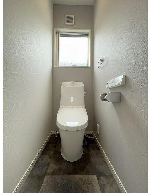 砥部町岩谷口2号地のトイレ|２階トイレ