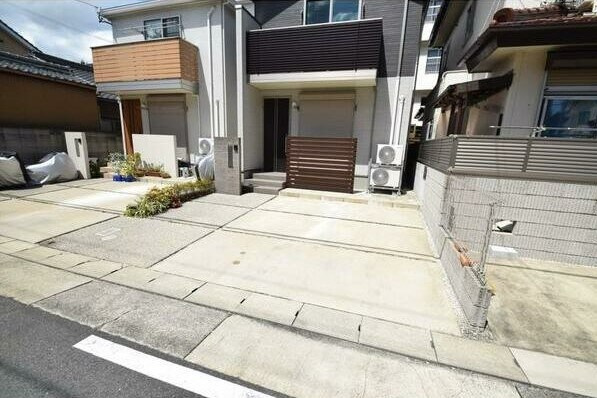 フォレストメゾン西崎Ｂ棟の駐車場